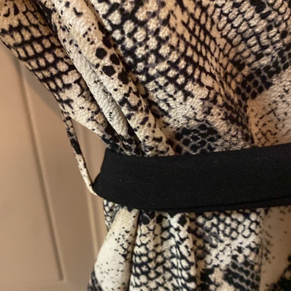 Fashion Nova NWT Ease Up Snake Print Duster, XL,fully open in front with tie blt - Picture 5 of 7